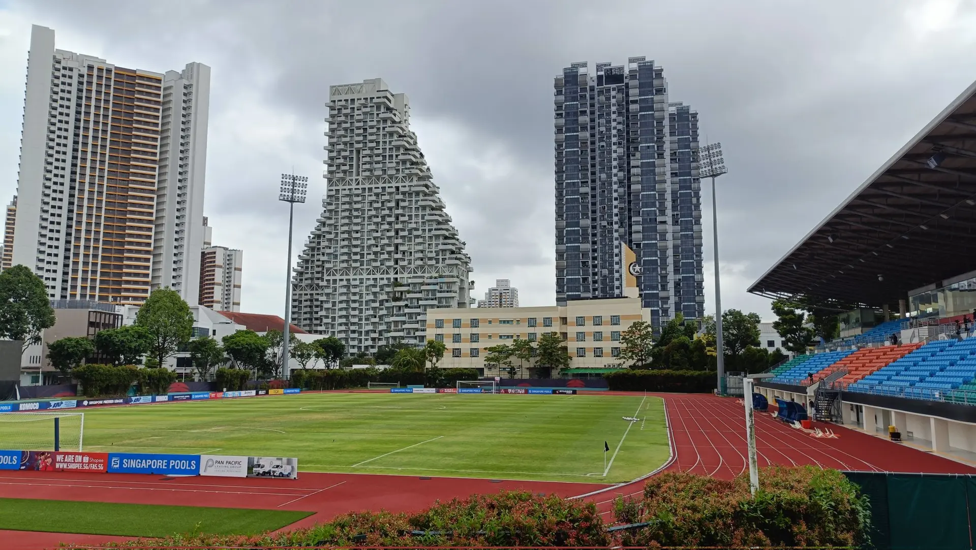 Sterrenensemble uit Singapore strikt Bobby Adekanye