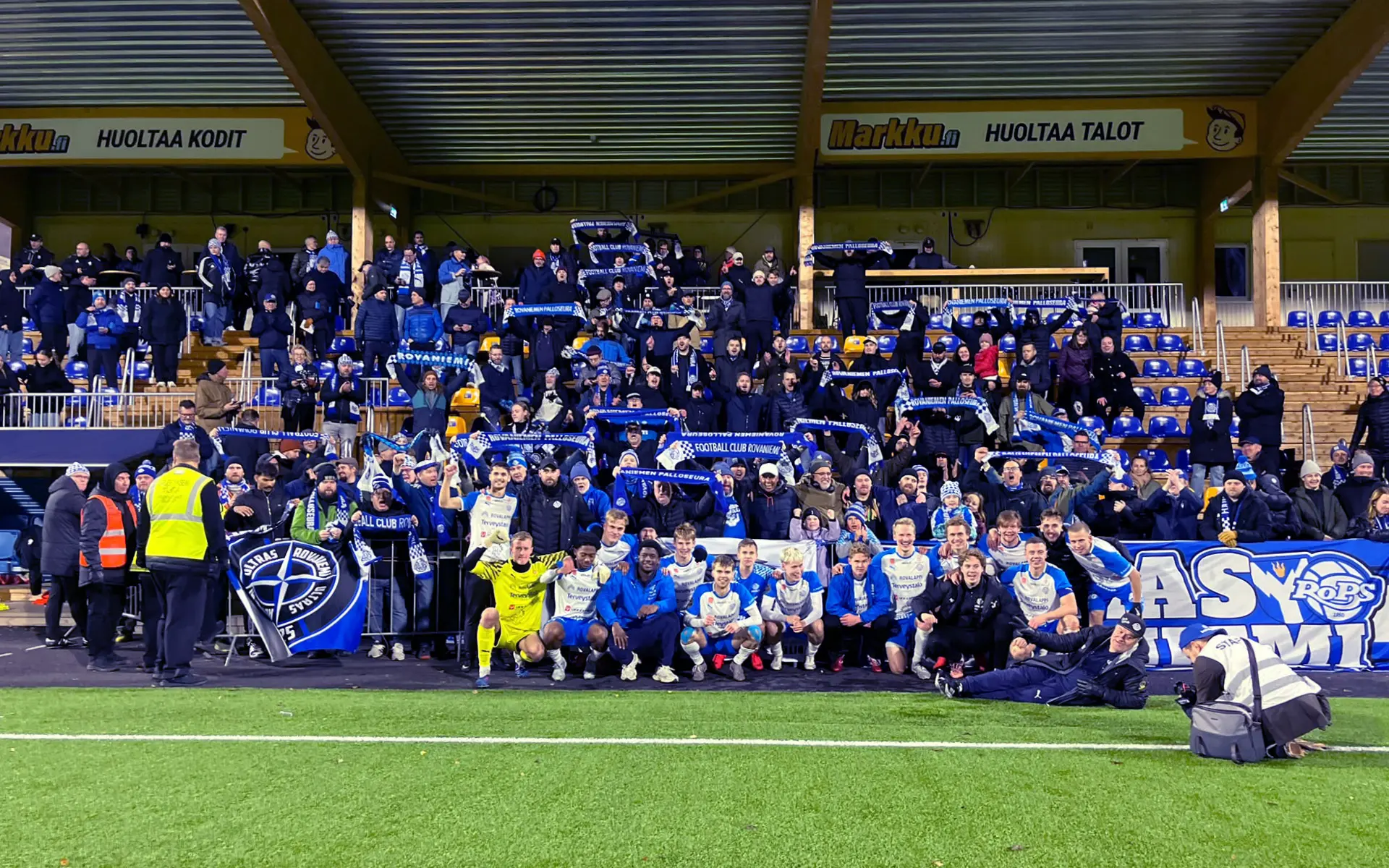 Boy Nijgh loopt poolcirkelpolonaise na promotie met Rovaniemen Palloseura